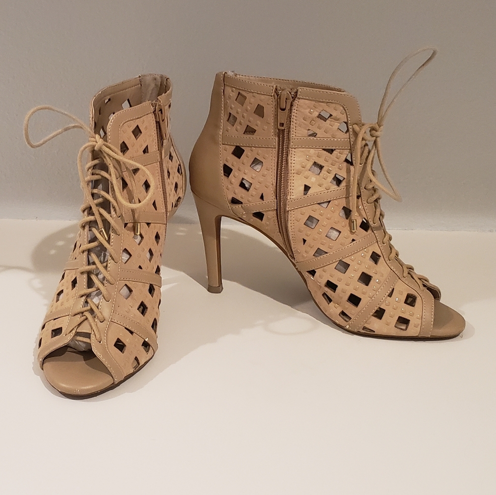 NWOT Gianni Bini Laser-cut Peep Toe Booties - Picture 2 of 7